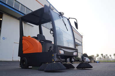 荣事达驾驶式电动扫地机在住宅小区的应用